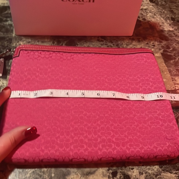 Coach vibrant pink punch color mini signature tablet sleeve with zipper - Picture 5 of 6